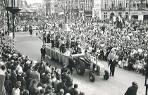 Passage d'un char dans le centre-ville lors du défilé folklorique de la fête des Nieulles