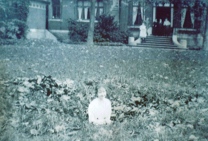 Trou d'obus dans le jardin de la maison Lescornez