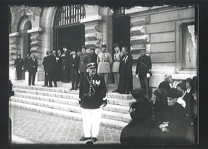 Personnalités sur le perron de l'hôtel de ville