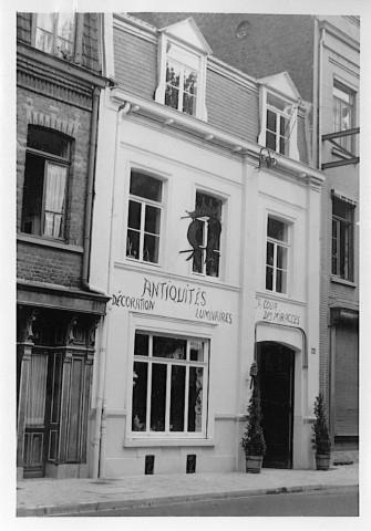 Façade du magasin d'antiquités, décoration et luminaires « La cour des miracles »