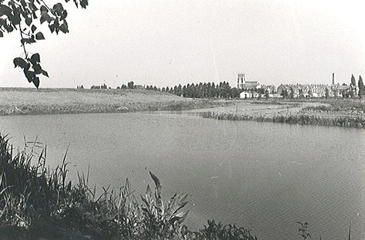 Vue du plan d'eau de la base des Prés du Hem