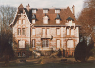 Façade avant du château des Hellandes