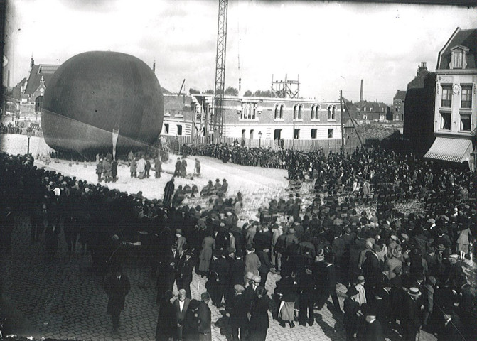 Foule observant l'envol d'un ballon dirigeable (montgolfière) sur la Grand'Place