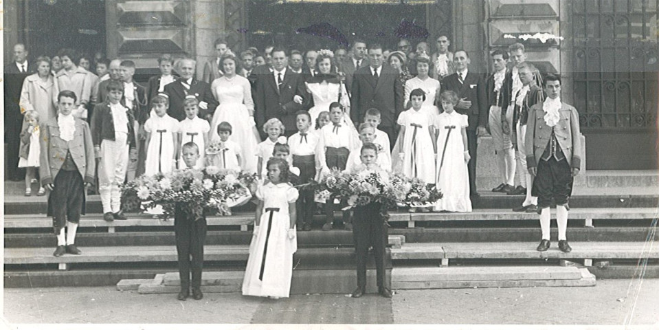 Reine des Nieulles, ses dauphines et personnalités posant sur le perron de l'hôtel de ville après la cérémonie du couronnement