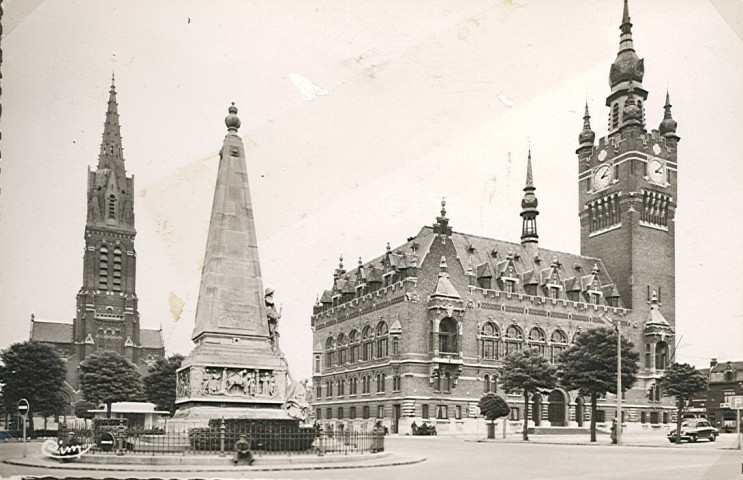 Monument aux morts, hôtel de ville et église Saint-Vaast