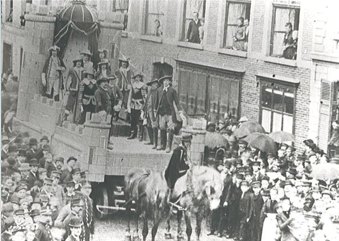 Cortège folklorique défilant dans la rue