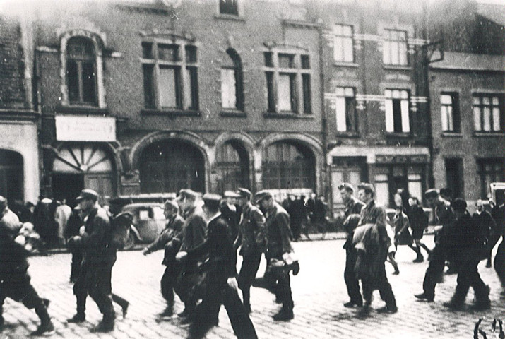 Passage d'un groupe de prisonniers allemands