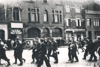 Passage d'un groupe de prisonniers allemands