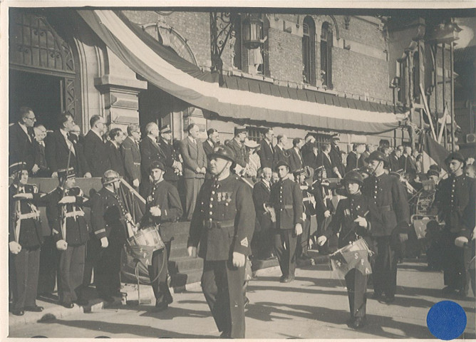 Passage de la fanfare des sapeurs-pompiers lors de la visite officielle de Vincent AUriol