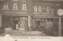 Personnes attablées devant la devanture de deux commerces au Bizet (Au lion de flandre et Edmond Pierrard)