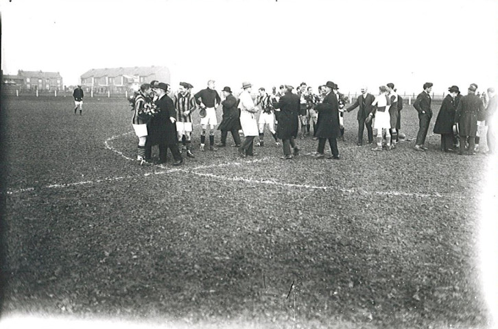 Joueurs se serrant les mains après un match de football [de la coupe du Nord]