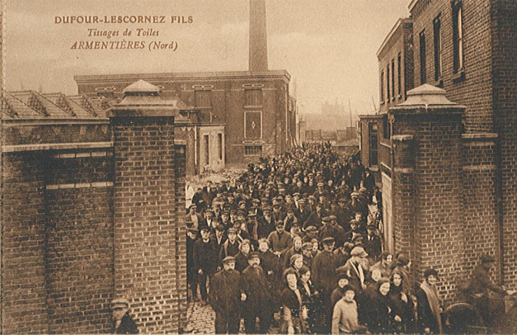 Sortie du personnel de l'usine de tissage de toiles Dufour-Lescornez Fils