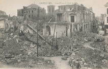 Grand'Place et hôtel de ville en ruines