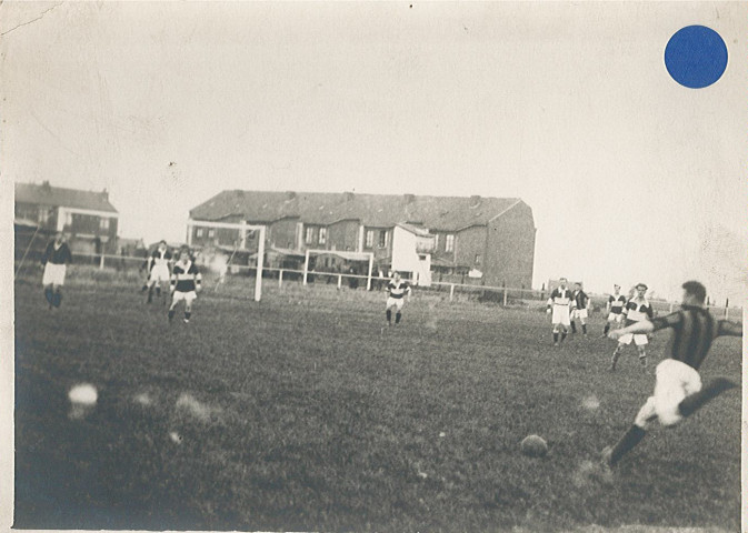 Match de football de la JAA (jeunesse athlétique armentiéroise) [au stade municipal]