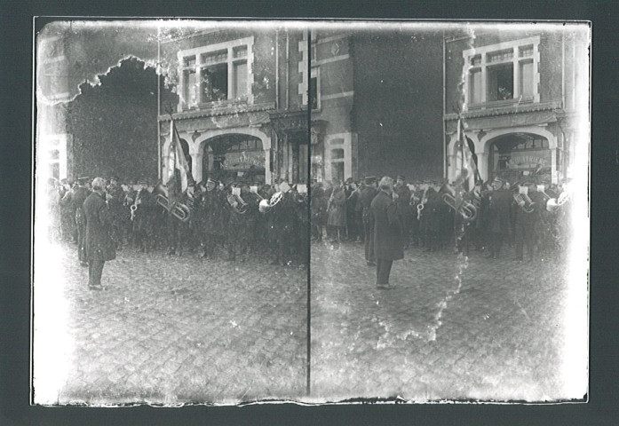 Charles Conem passant en revue les sociétés musicales sur la Grand'Place (enseigne à l'Huitrière)