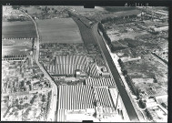 Vue aérienne du quai de la Dérivation, du stade municipal et de la rue du Cimetière et du cimetière