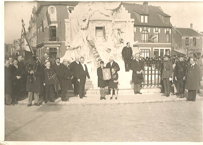 Cérémonie au monument aux morts et remise du livre d'or des victimes dans le réceptacle du monument