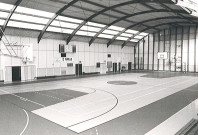 Vue intérieure de la salle omnisports n°1 du complexe sportif Léo Lagrange et l'étang