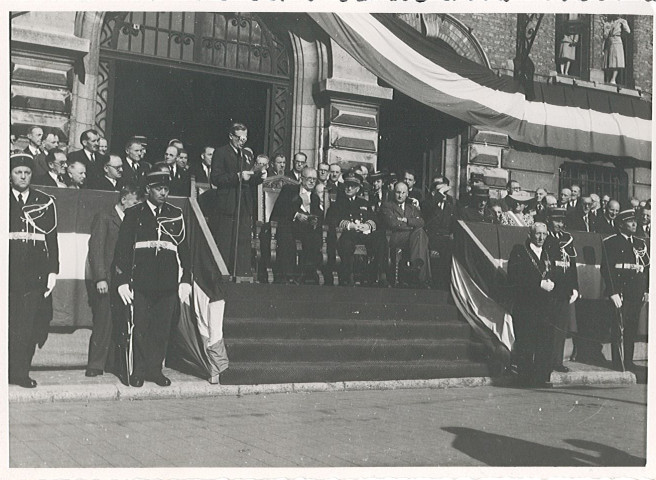 Visite officielle du président de la république Vincent Auriol, discours sur le perron de l'hôtel de ville