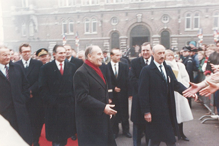 François Mitterrand saluant la foule