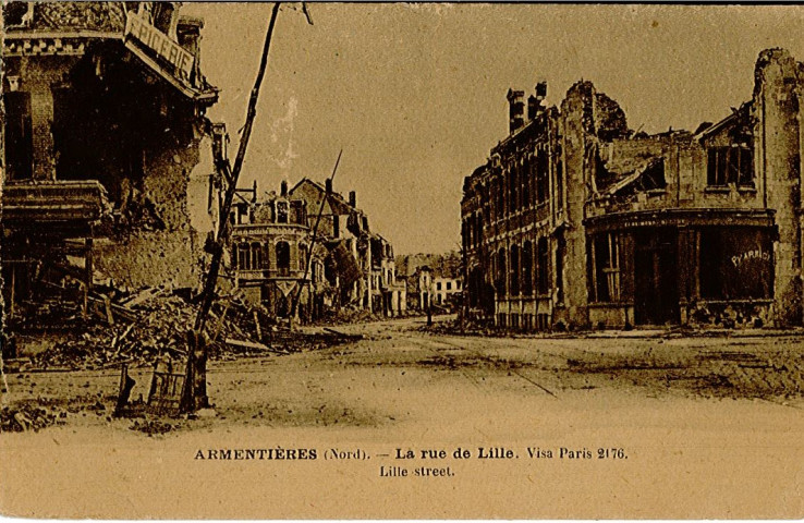 Entrée de la rue de Lille en ruines, épicerie Salomé et pharmacie universelle Dufour