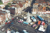 Vue aérienne du centre-ville un jour de marché