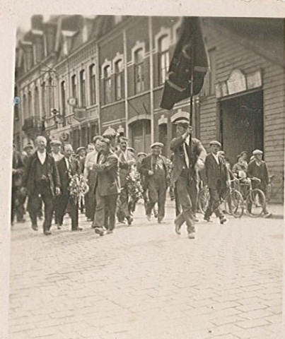 Ouvriers défilant dans la rue, grève de 1936