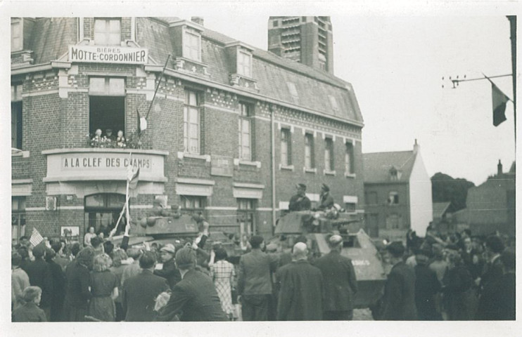 Groupe de personnes devant le café « à la clef des champs », route Nationale