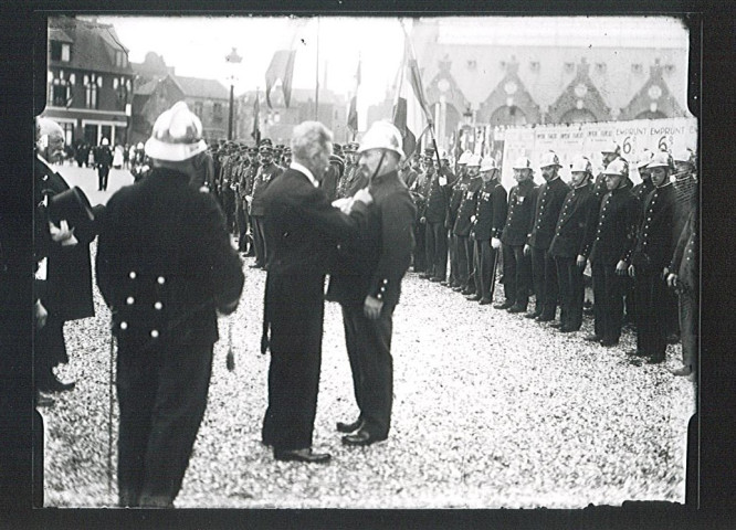 Cérémonie de remise de médaille aux sapeurs-pompiers sur la Grand'Place