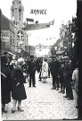 Fête dans le quartier Saint-Roch [au centre le photographe Bulteau]