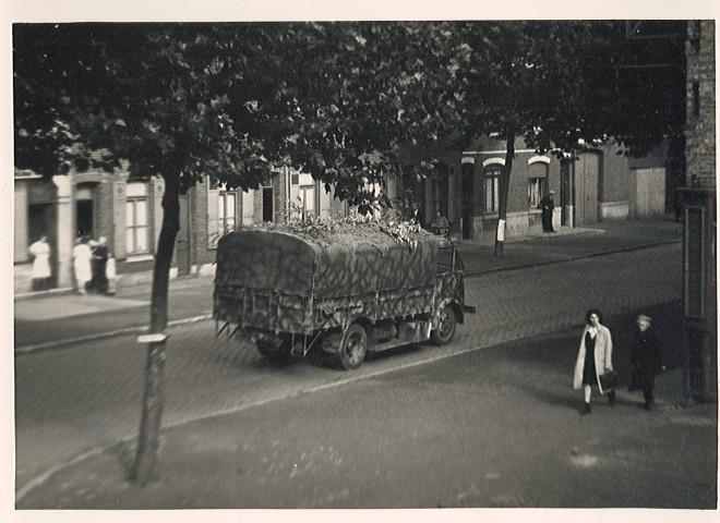 Passage d'un camion allemand rue du faubourg de Dunkerque