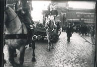 Char folklorique de Gambrinus tiré par des chevaux sortant de la brasserie Motte-Cordonnier