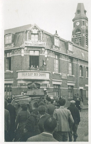 Groupe de personnes devant le café « à la clef des champs », route Nationale