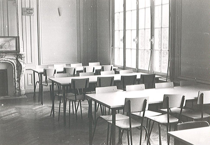 Salle de restaurant au château des Hellandes