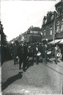 Société musicale défilant dans une rue