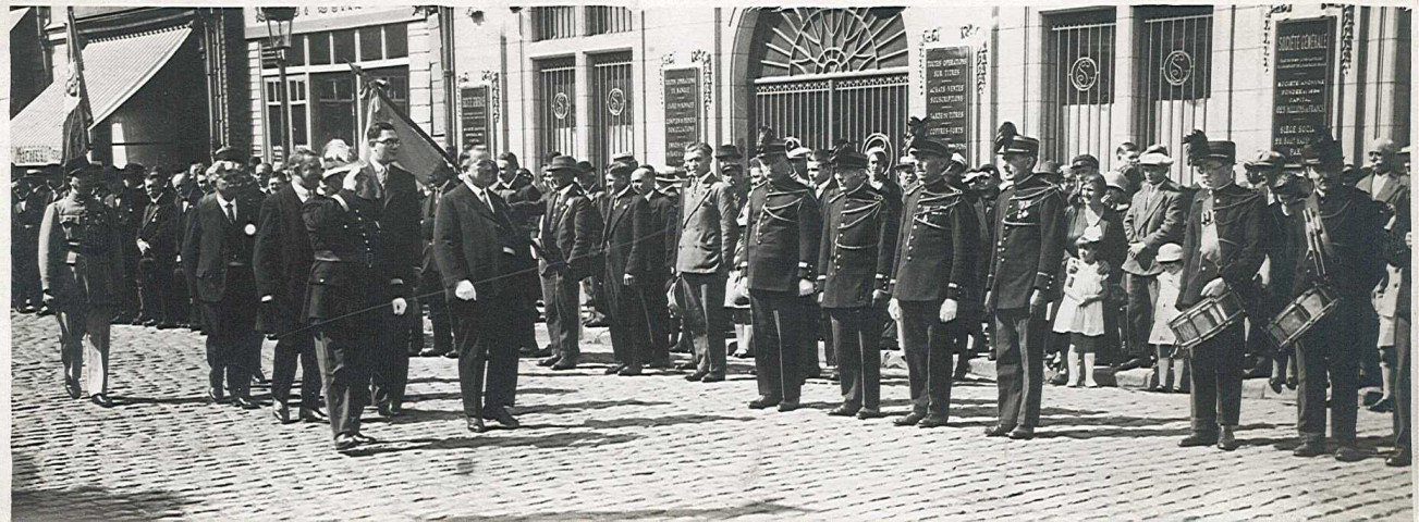 Edmond Debruyne passant en revue les sociétés locales lors du défilé du 14 juillet