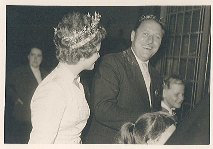 Jean Pichon et la reine des Nieulles à l'hôtel de ville