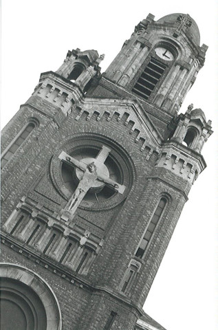 Façade et clocher de l'église Saint-Roch en cours de démolition