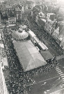 Vue aérienne du public assistant au défilé de la fête des Nieulles