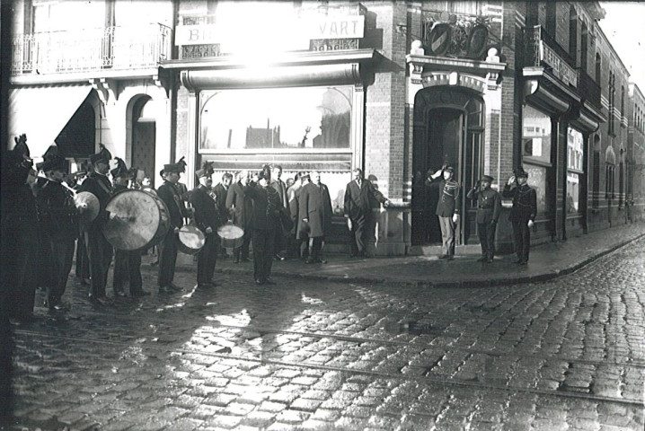 Grande Fanfare devant la café « Au Coq Hardi »