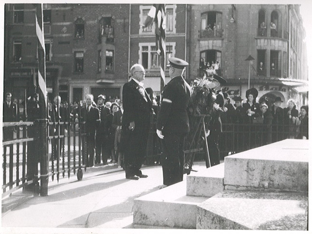 Visite officielle du président de la république Vincent Auriol, hommage au monument aux morts