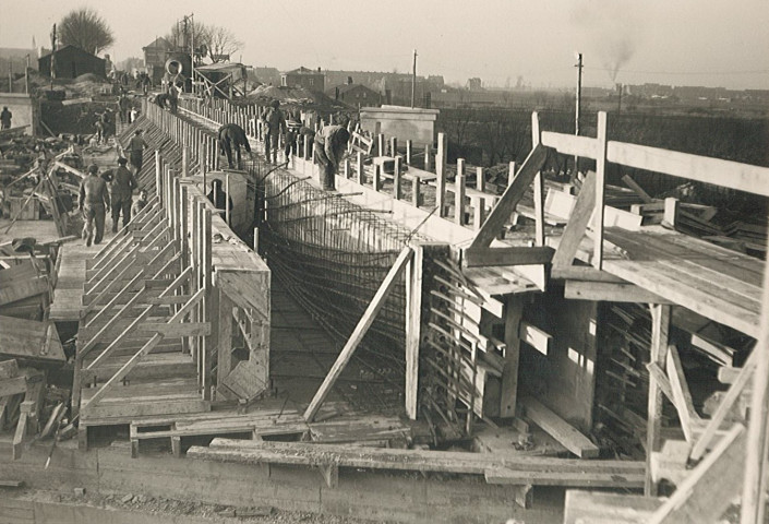 Construction d'un pont sur le canal de dérivation de la Lys