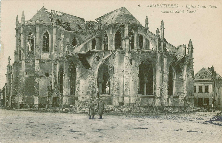 Soldats posant à l'arrière de l'église Saint-Vaast en ruines