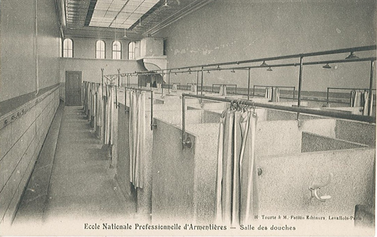 Salle des douches de l'École Nationale Professionnelle