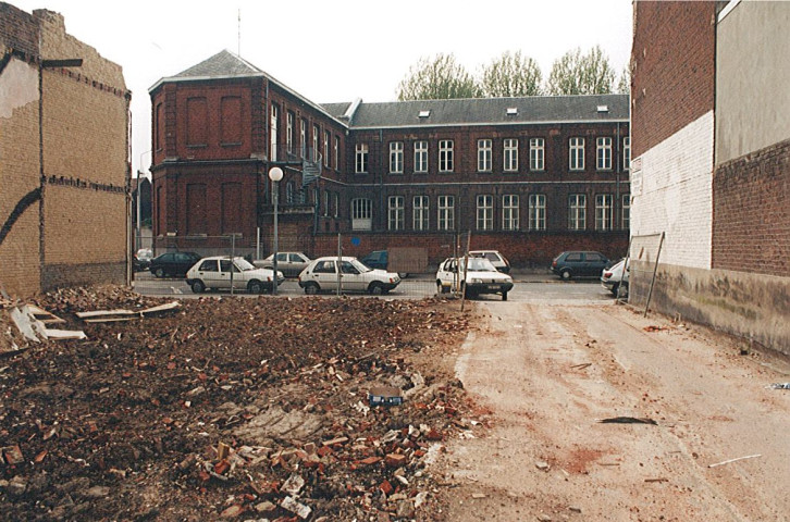 Friche industrielle avant transformation en salle de sports du lycée Paul Hazard