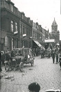 Cortège folklorique défilant dans le quartier Saint-Roch