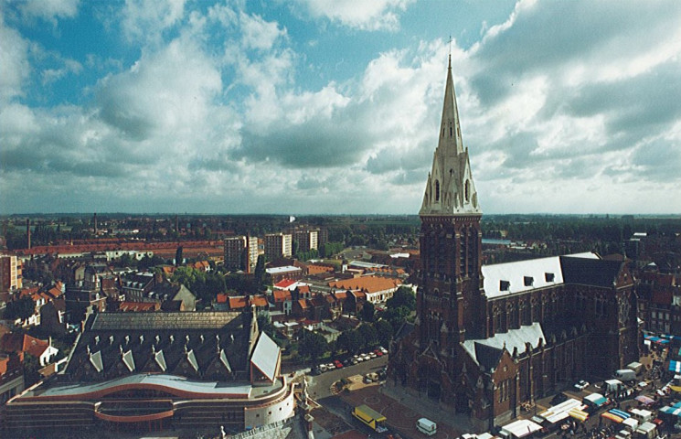 Vue aérienne du Vivat et de l'église Saint-Vaast un jour de marché