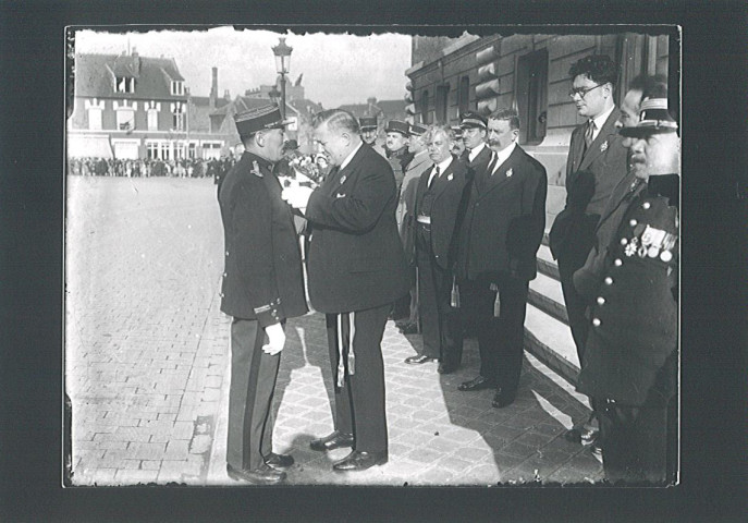 Cérémonie de remise de médaille à un musicien devant l'hôtel de ville