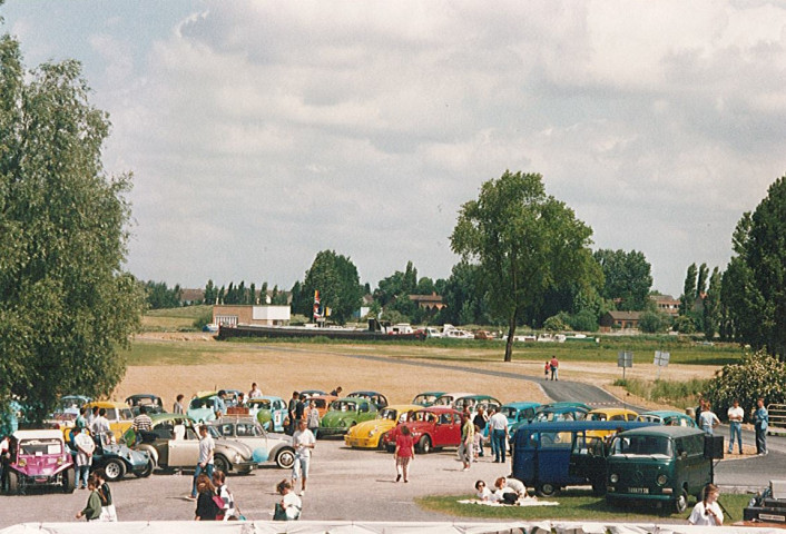 Rassemblement de coccinelles lors de la fête de l'eau à la base des Prés du Hem