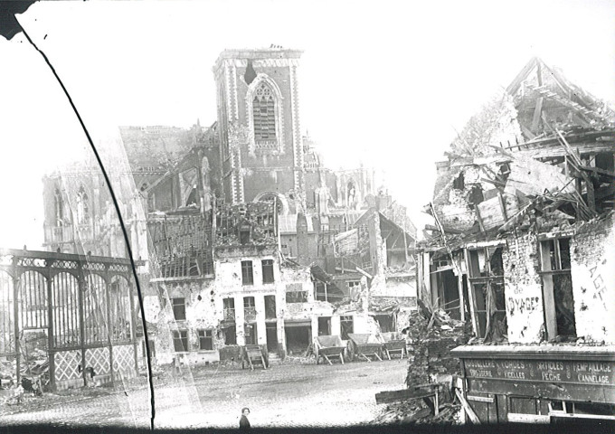 Place des halles en ruines